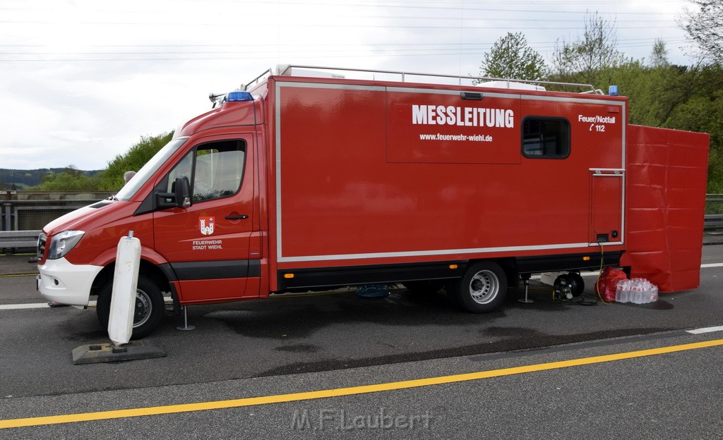 VU Gefahrgut LKW umgestuerzt A 4 Rich Koeln Hoehe AS Gummersbach P084.JPG - Miklos Laubert